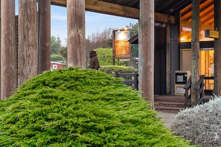 Exterior. Harbor Lite Lodge