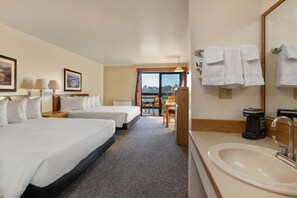 客房, 2 張加大雙人床, 陽台, 海灣景觀 (Ground Floor) | 低過敏寢具、獨特裝潢、書桌、筆電工作空間