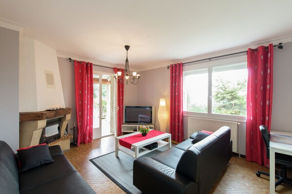 TV, fireplace, DVD player, ping pong