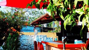 Bar (trong khuôn viên)