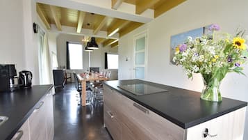 Een koelkast, een magnetron, een kookplaat, een vaatwasser