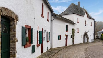 Il s’agit d’un bâtiment traditionnel, avec une rue pavée, une entrée en forme d’arc en pierre et un petit jardin.