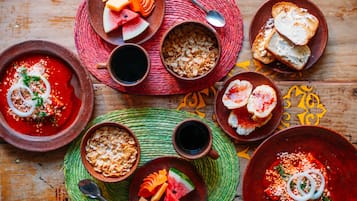 Una mesa de madera con diversos alimentos y cuencos.