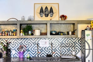Full-size fridge, microwave, cookware/dishes/utensils - Azul Cielo Hostel (Oaxaca)