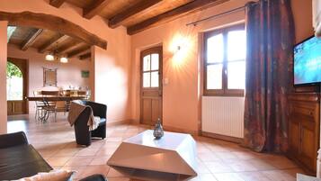 Televisión, chimenea, reproductor de DVD y futbolito