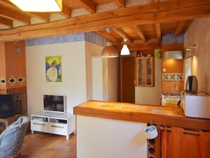 Fridge, oven, coffee/tea maker