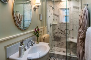 Quarto, lareira (Grace Suite) | Banheiro | Produtos de toalete biodegradáveis, secador de cabelo, roupões de banho 