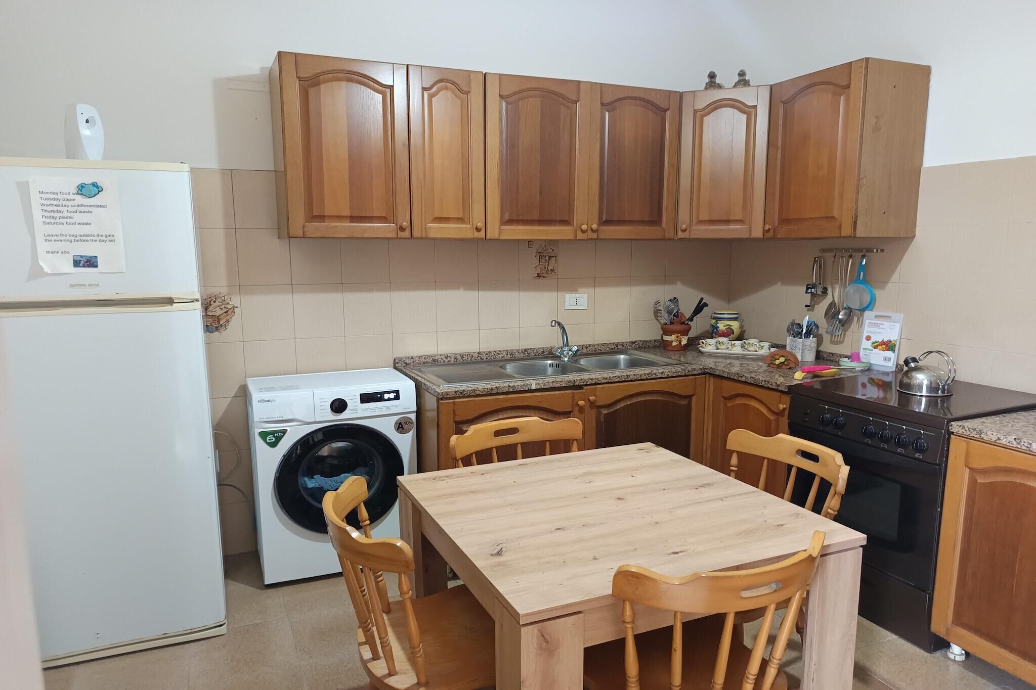 Kühlschrank, Ofen, Herdplatte, Espressomaschine