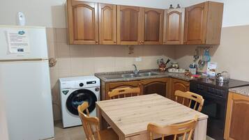 Kühlschrank, Ofen, Herdplatte, Espressomaschine