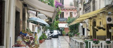 تناول الطعام بالخارج