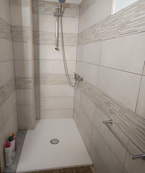 Combined shower/tub, bidet