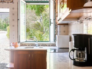 Kühlschrank, Mikrowelle, Herdplatte, Geschirrspüler