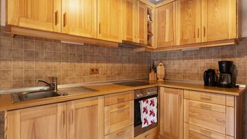 Fridge, oven, coffee/tea maker