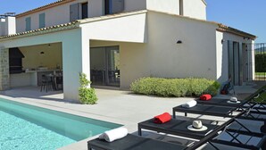 A modern house with a swimming pool, outdoor seating, and a patio area. - Villa in Malaucène with Private Pool (Malaucène)