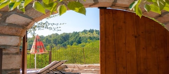 Steinvilla mit Panoramablick