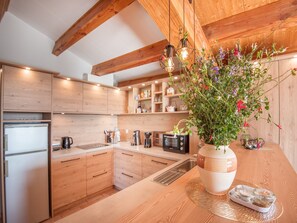 Fridge, microwave, stovetop, dishwasher