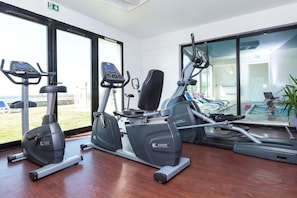 A gym with cardio machines, a pool, and a view of the sea. - Apartment in Plougasnou with Sea Views (Plougasnou)