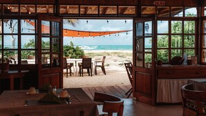 Un comedor al aire libre con vistas a la playa y al océano.
