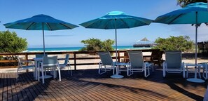 Plage, sable blanc, navette pour la plage, chaises longues