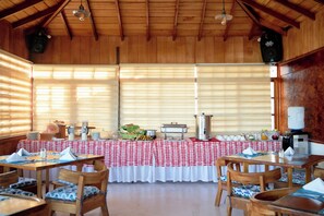 Petit déjeuner buffet (12 USD par personne)