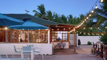 Breakfast, lunch, dinner served; Regional cuisine