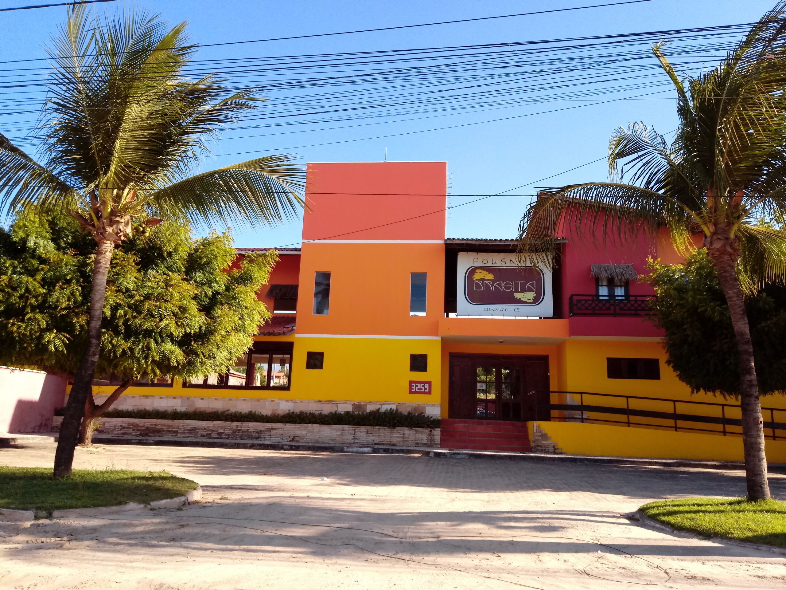 Un edificio colorido con un letrero de restaurante.