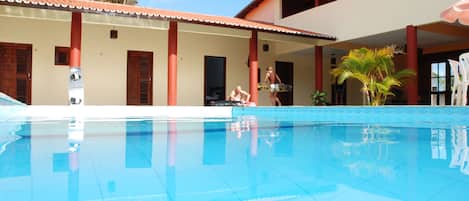 Utendørsbasseng og solsenger