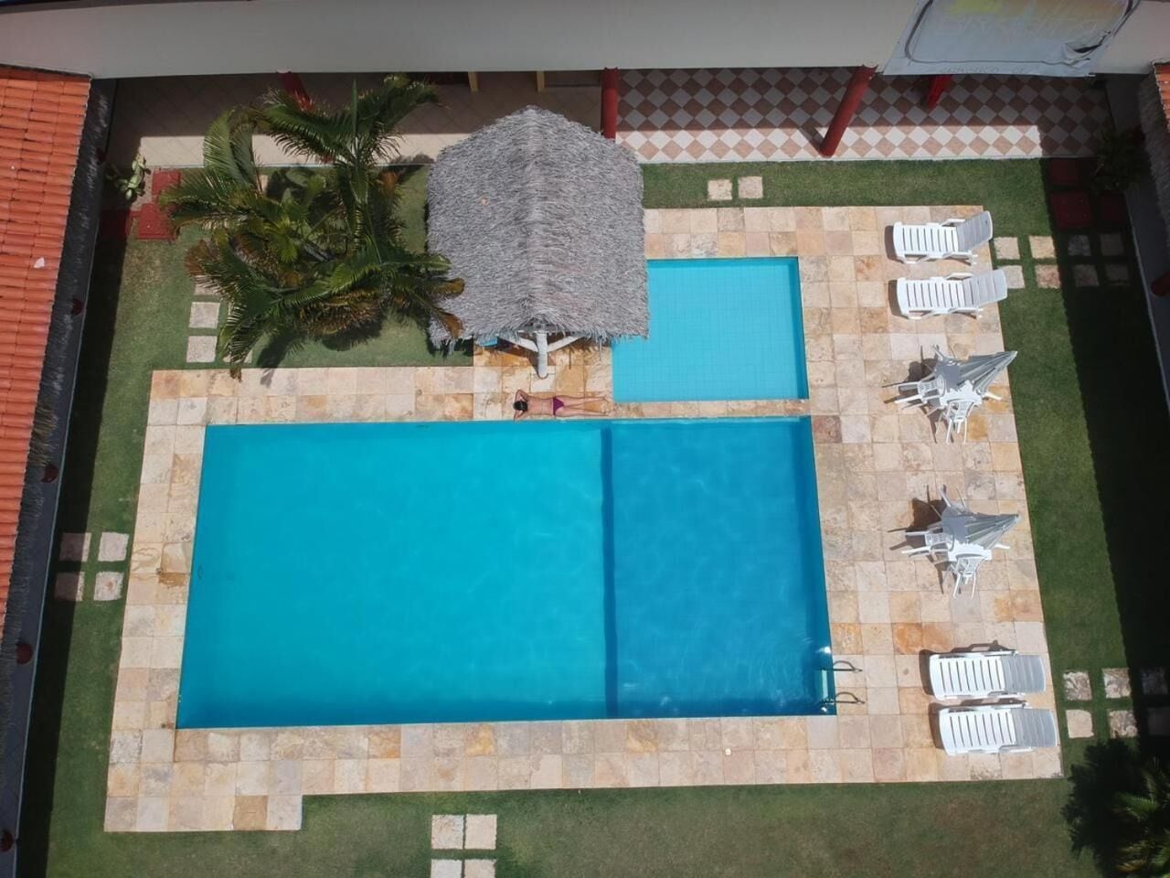 Piscina externa, espreguiçadeiras