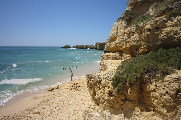 Una spiaggia nelle vicinanze