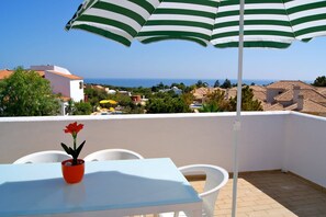 Outdoor dining - Villa in Albufeira with Pool & Ocean Views (Albufeira)