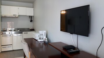 Refrigerador, microondas, cafetera/tetera, tetera/pava eléctrica