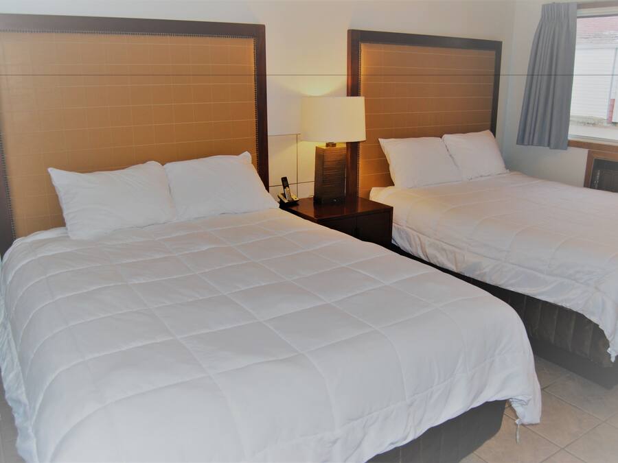 Hochwertige Bettwaren, Schreibtisch, Verdunkelungsvorhänge