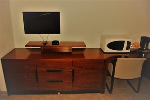 40-inch flat-screen TV with cable channels - Edgewater Inn (Sylvan Lake)