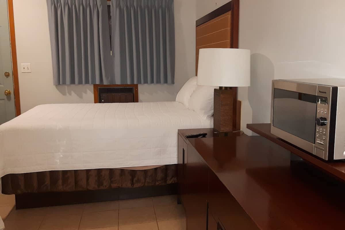 1 bedroom, premium bedding, desk, blackout curtains