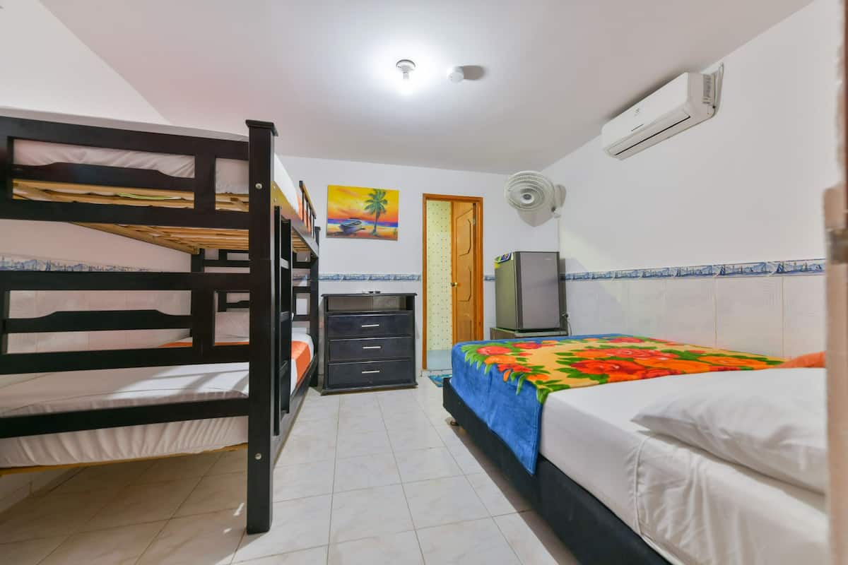 Habitación cuádruple Confort, baño privado | 1 habitación, decoración personalizada y tabla de planchar con plancha