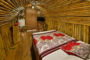 Comfort Double Room | 1 bedroom, individually decorated, iron/ironing board, free WiFi