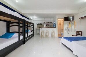1 habitación, decoración personalizada y tabla de planchar con plancha