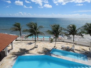 4 piscines extérieures, parasols de plage, chaises longues