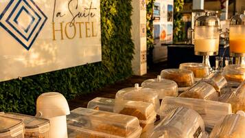 Café da manhã com buffet grátis todos os dias