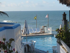 4 piscinas externas, funciona das 9h às 21h30, guarda-sóis