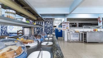 供應早餐、午餐和晚餐,地區料理