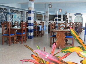 Breakfast, lunch and dinner served - La Suite Praia Hotel (Caucaia)