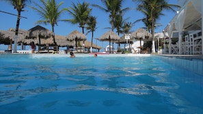 4 outdoor pools, open 9:00 AM to 9:30 PM, pool umbrellas, sun loungers - La Suite Praia Hotel (Caucaia)