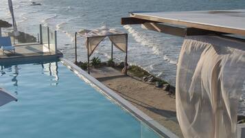 4 室外游泳池,09:00 至 21:30 开放,池畔遮阳伞,日光浴躺椅