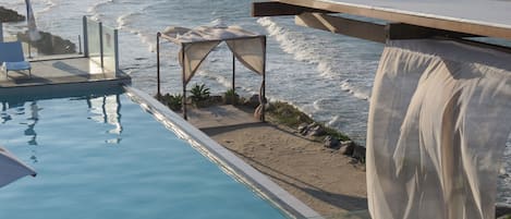 4 outdoor pools, open 9:00 AM to 9:30 PM, pool umbrellas, pool loungers