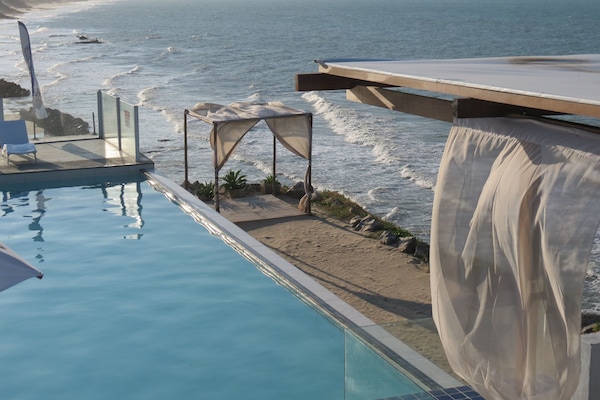 4 piscinas al aire libre (de 09:00 a 21:30), sombrillas, tumbonas