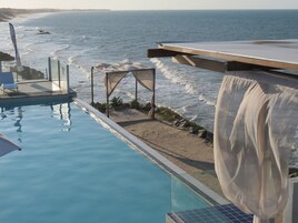 4 piscinas al aire libre, sombrillas, sillones reclinables de piscina