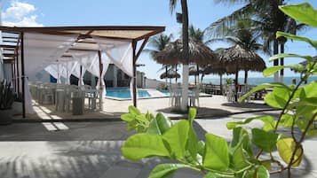 4 udendørs pools, åben fra kl. 09.00 til kl. 21.30, parasoller