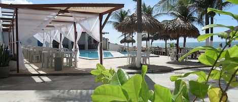 4 piscines extérieures, parasols de plage, chaises longues