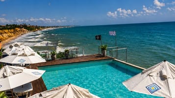 4 piscinas externas, funciona das 9h às 21h30, guarda-sóis